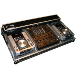 Pioneer DJ-Equipment mit Mischpult und zwei CD-Playern und Funkmikrofon