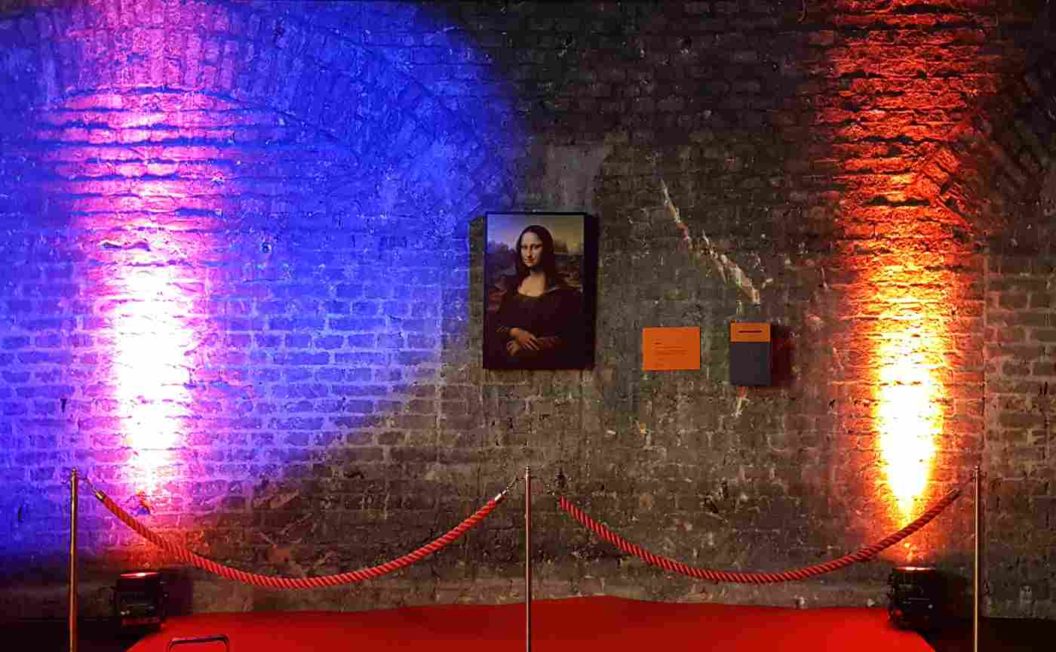 Wanbeleuchtung gemietet mit Bild an der Wand und rotem Teppich