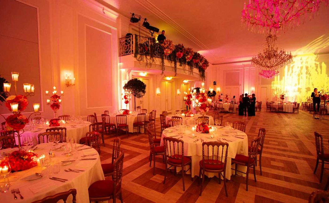 Lichttechnik und Raumbeleuchtung in rosa und gelber Farbe für Veranstaltung in Wien