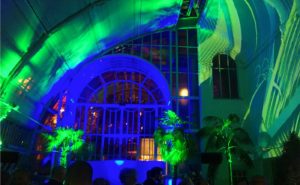 Ambientebeleuchtung in grün und blau bei Veranstaltung mit Eventtechnik