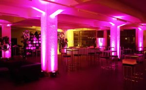violette Beleuchtung des Raumes für mit stimmungsvollem Ambiente durch Lichttechnik