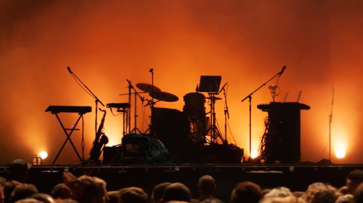 Bühnentechnik für Band auf Bühne vor Hintergrund mit Lichttechnik