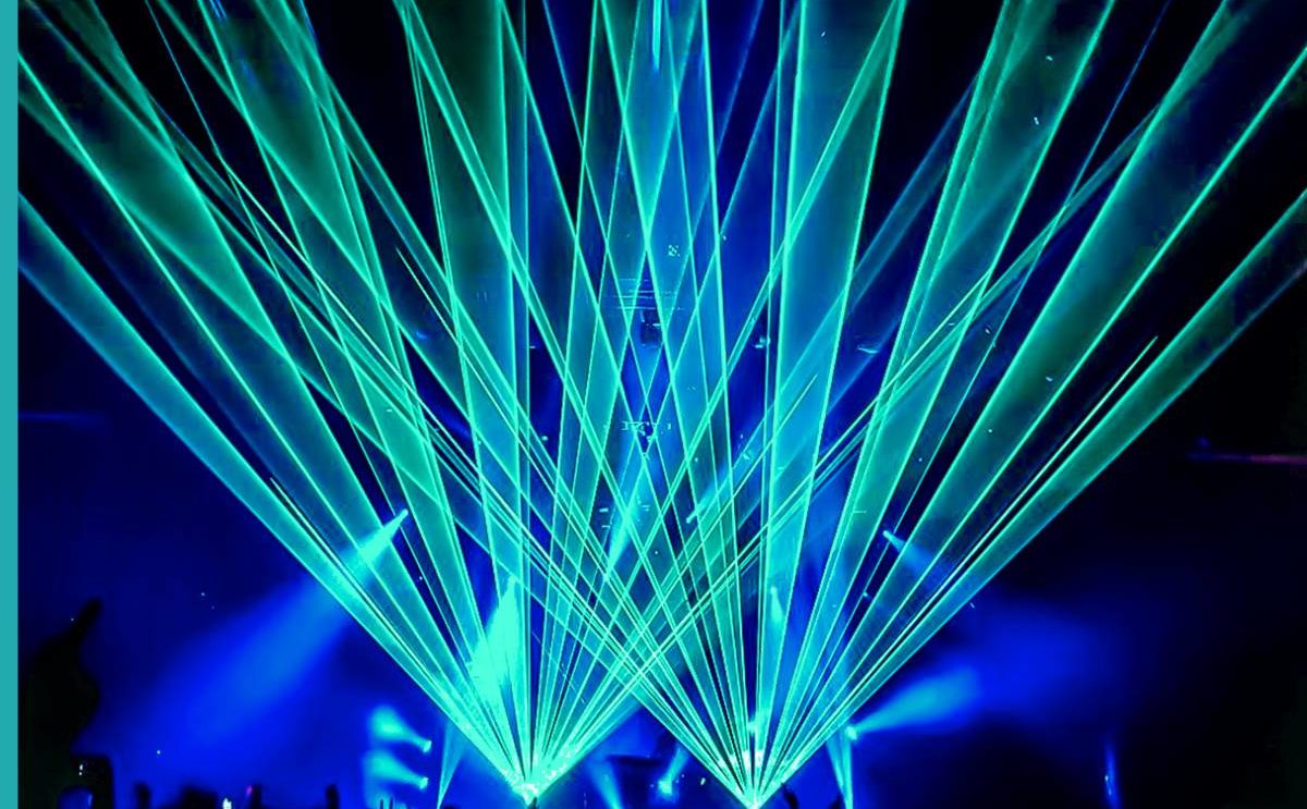 Clubbing mit Lichttechnik und Lasershow in blau und grün