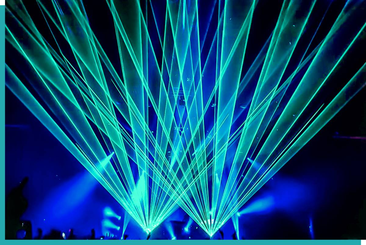 Clubbing mit Lichttechnik und Lasershow in blau und grün