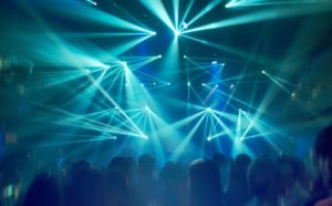 Lichttechnik mit tanzenden Gästen und DJ-Equipment zum mieten