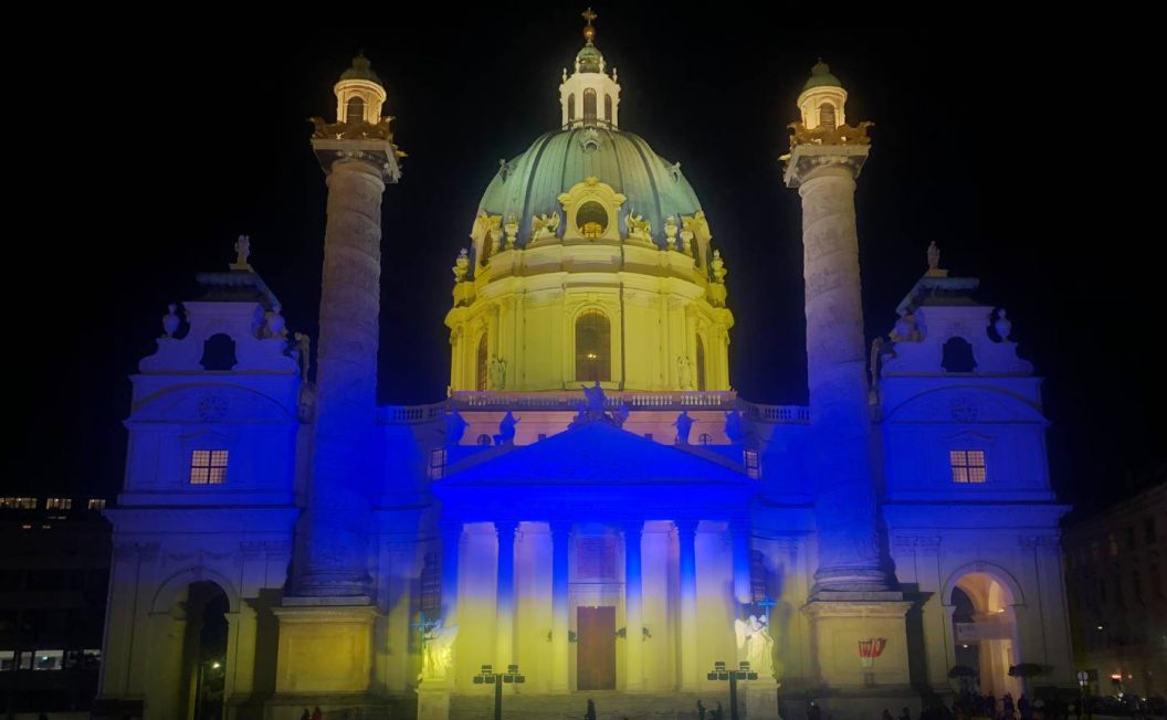 Karlskirche Wien in blau gelb beleuchtet mit Ambientebeleuchtung